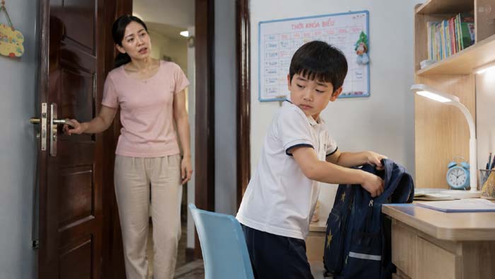 Hình ảnh mẹ hỏi con mấy điểm khi con đi học về